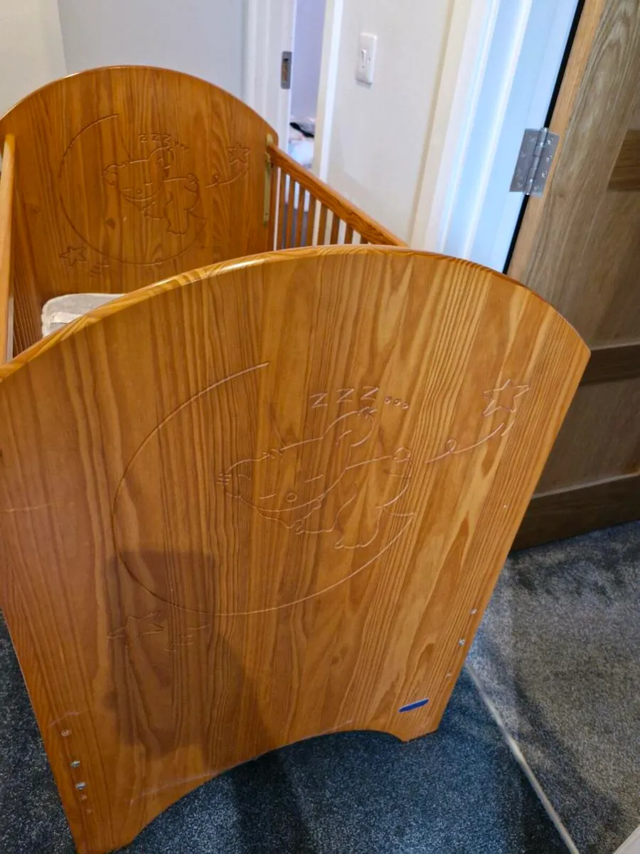 Baby's engraved cot - Image 2