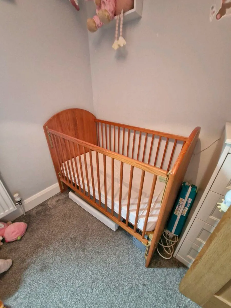Baby's engraved cot - Image 4