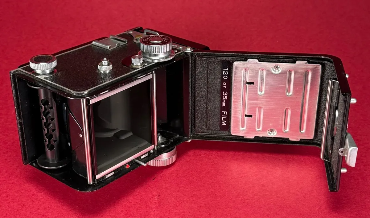 Yashica 635 TLR medium format film camera. - Image 2