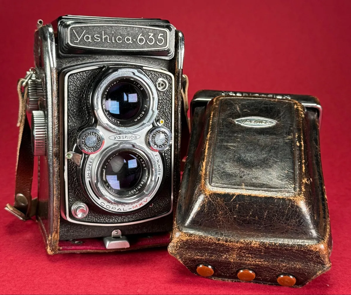 Yashica 635 TLR medium format film camera. - Image 1