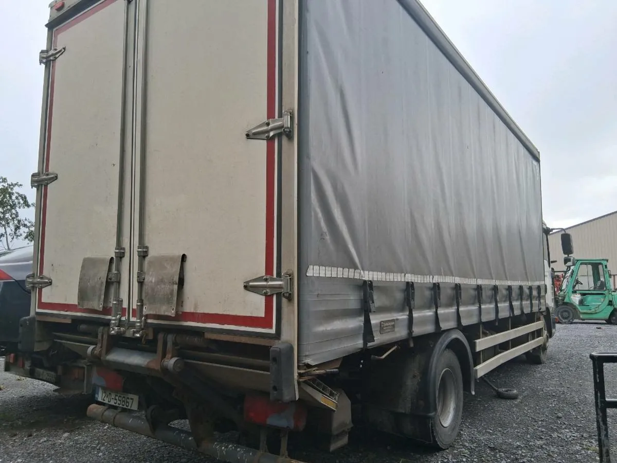 Man curtinside truck with tail lift - Image 2