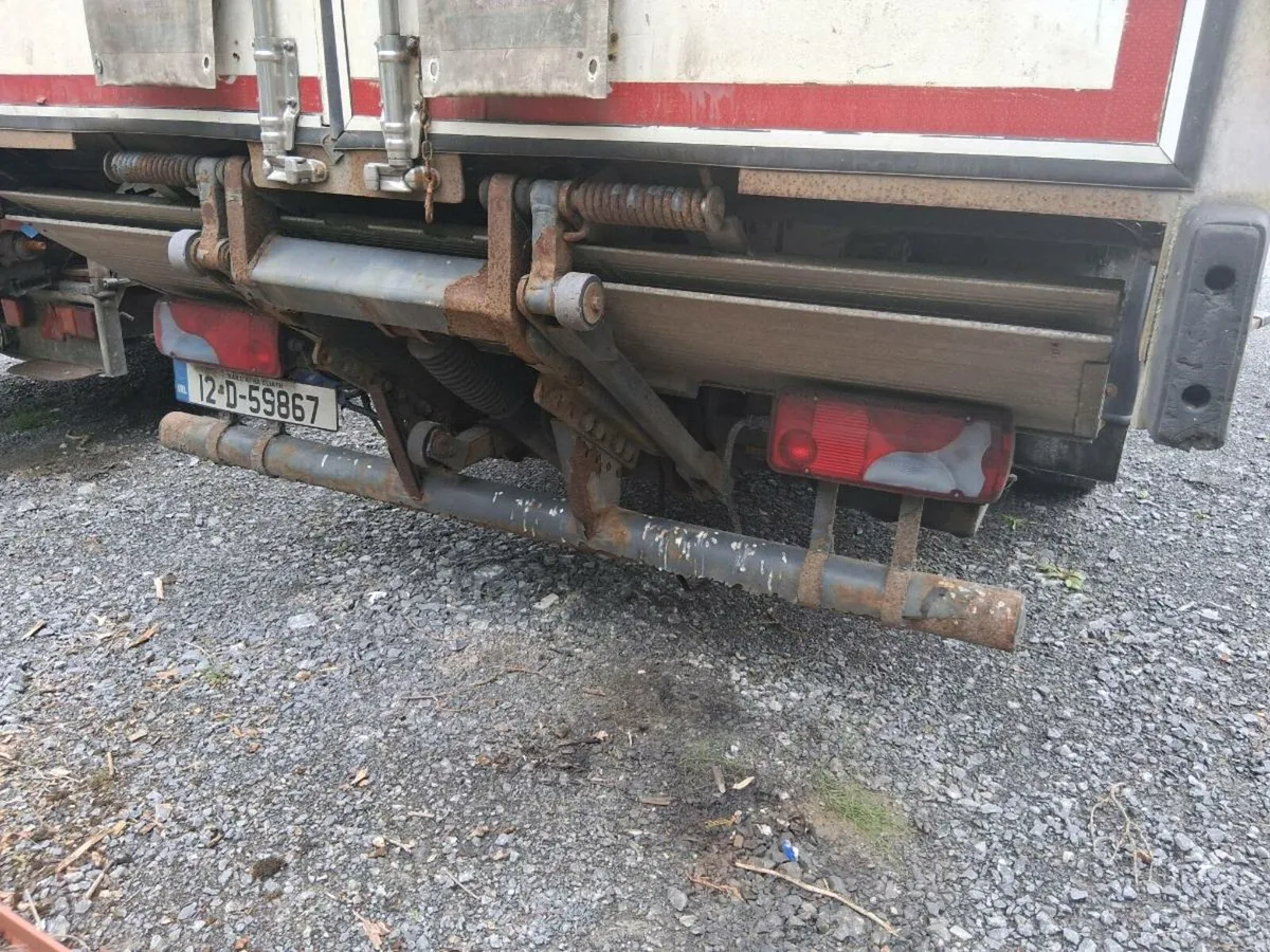 Man curtinside truck with tail lift - Image 3