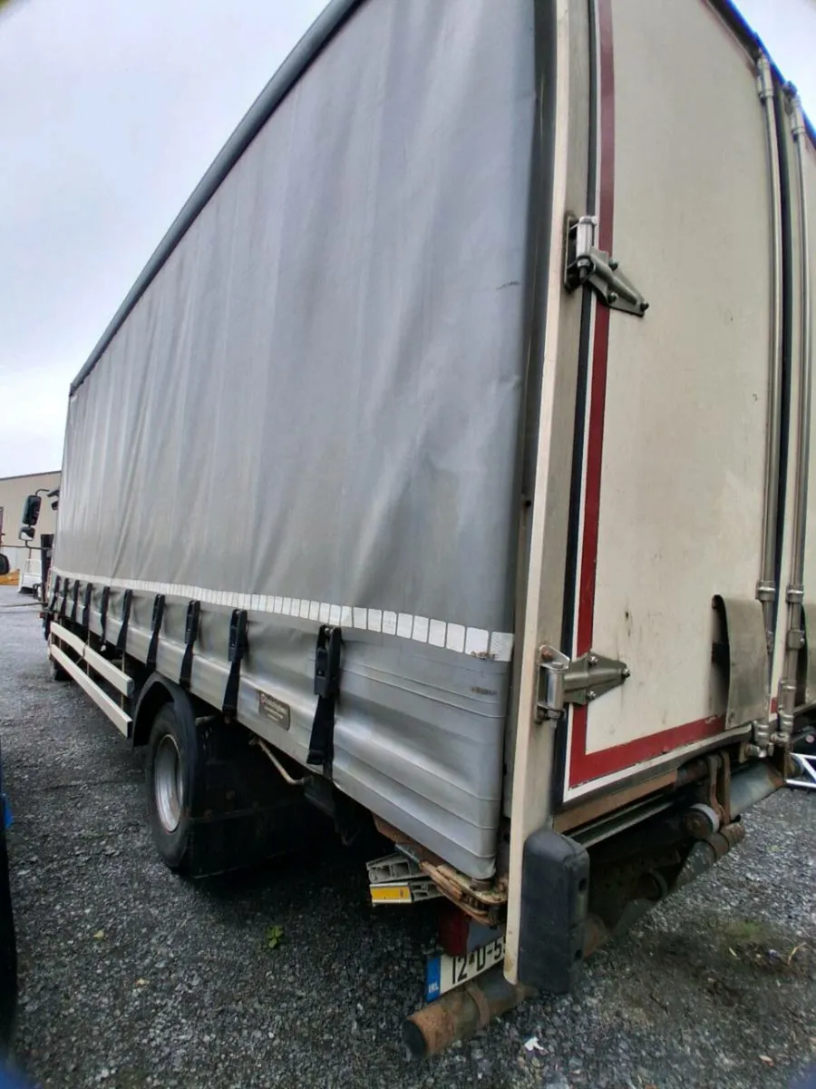 Man curtinside truck with tail lift - Image 4