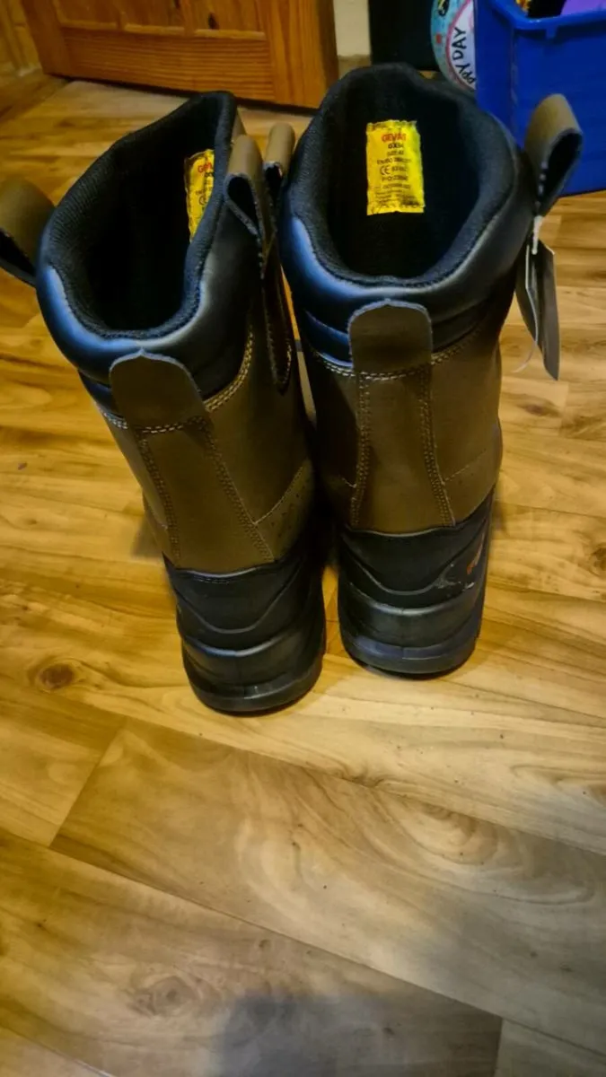 Work boots - Image 2