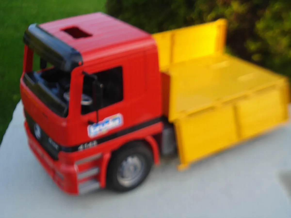 LARGE BRUDER MERCEDES ACTROS 4143 TIPPER. 1/16 . - Image 4