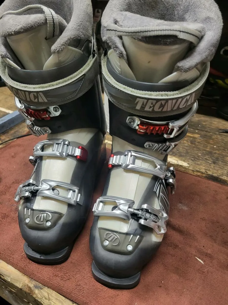 Ski boots tecnica - Image 1