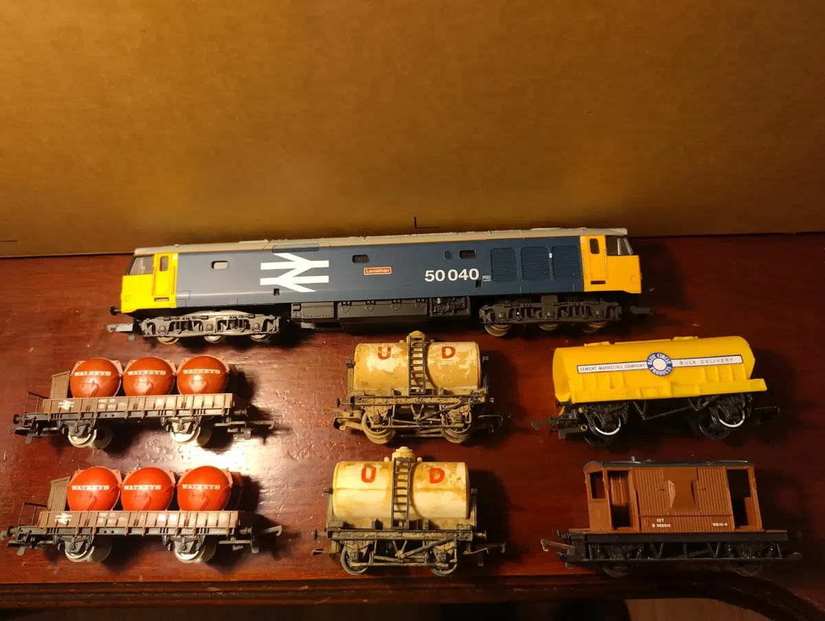 Hornby  Class 50  "Leviathan"  BR Blue + 6 wagons - Image 1