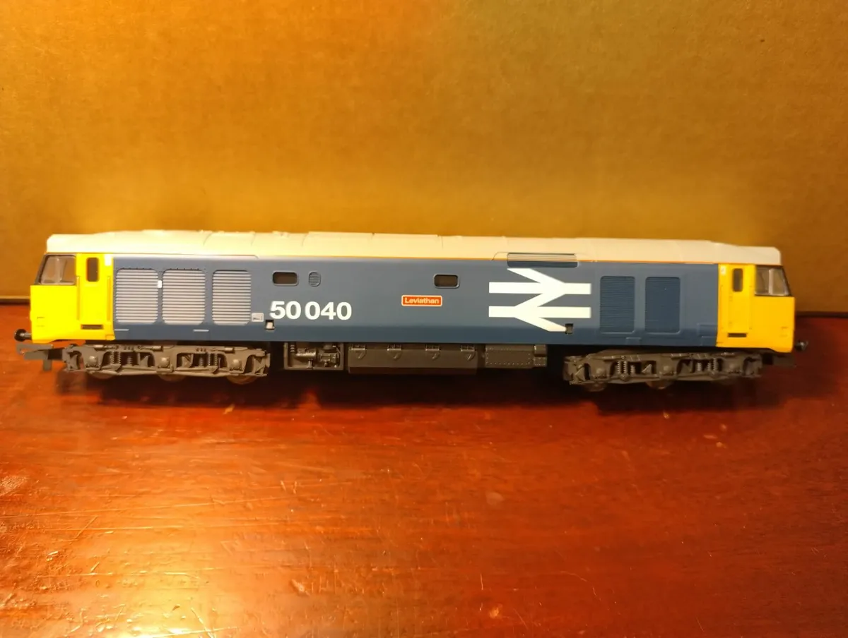 Hornby  Class 50  "Leviathan"  BR Blue + 6 wagons - Image 2