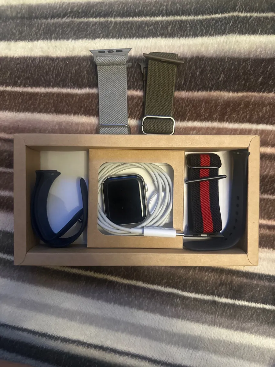 Apple Watch SE 2nd gen 44mm - Image 1