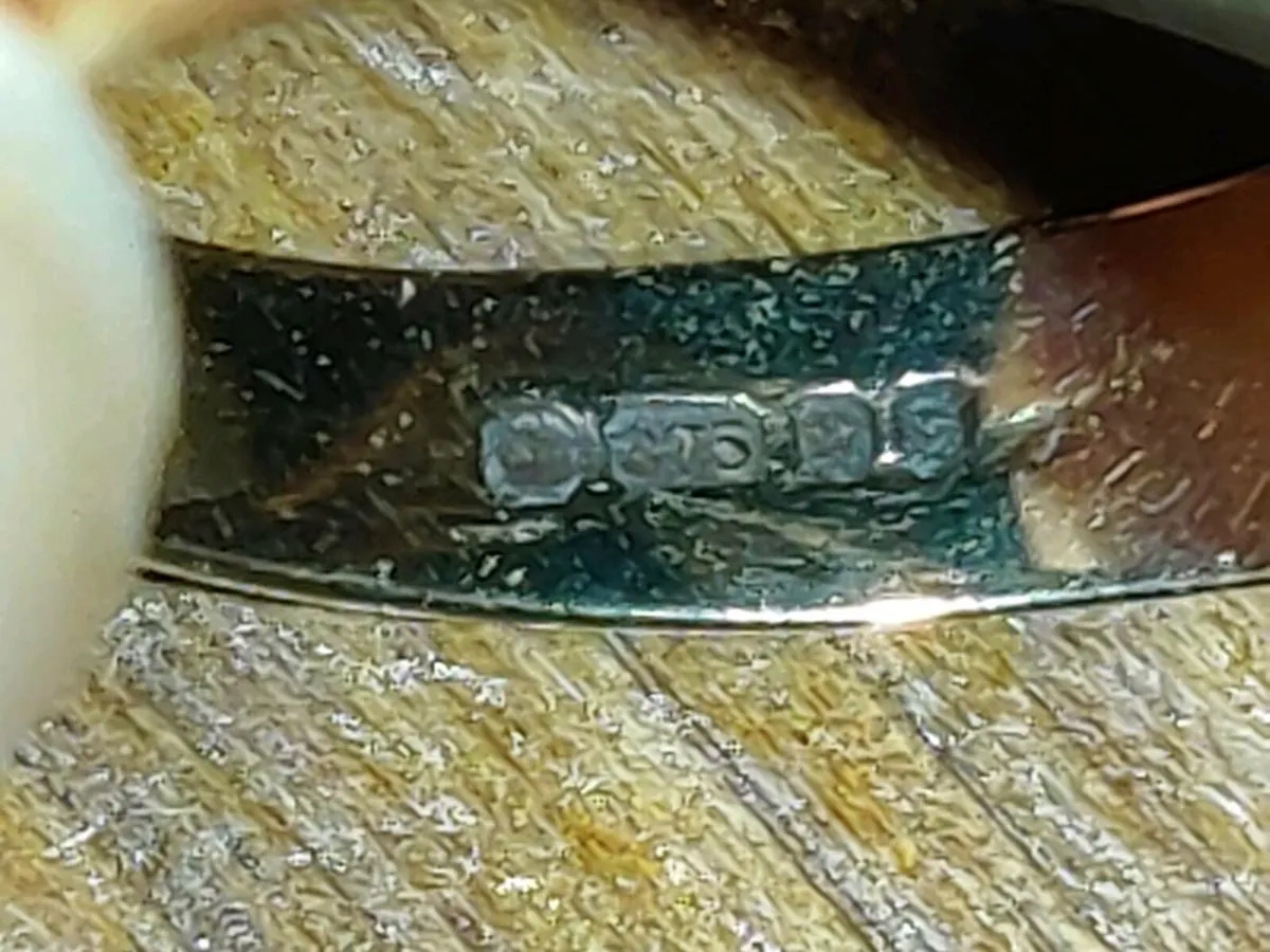 BLACK ONYX FISHES, 9CT Gold 4.23g Vintage Ring ! - Image 4