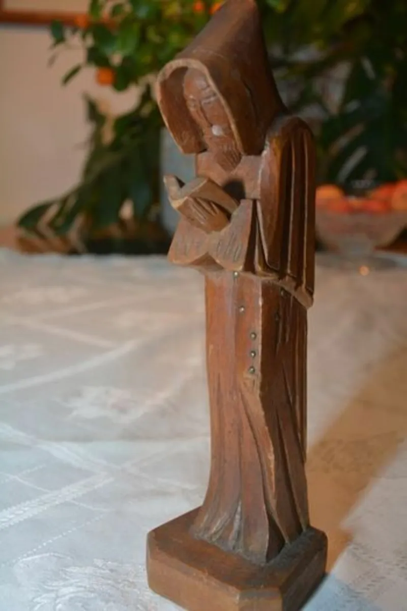Vintage carved figurine of a reading monk - Image 1