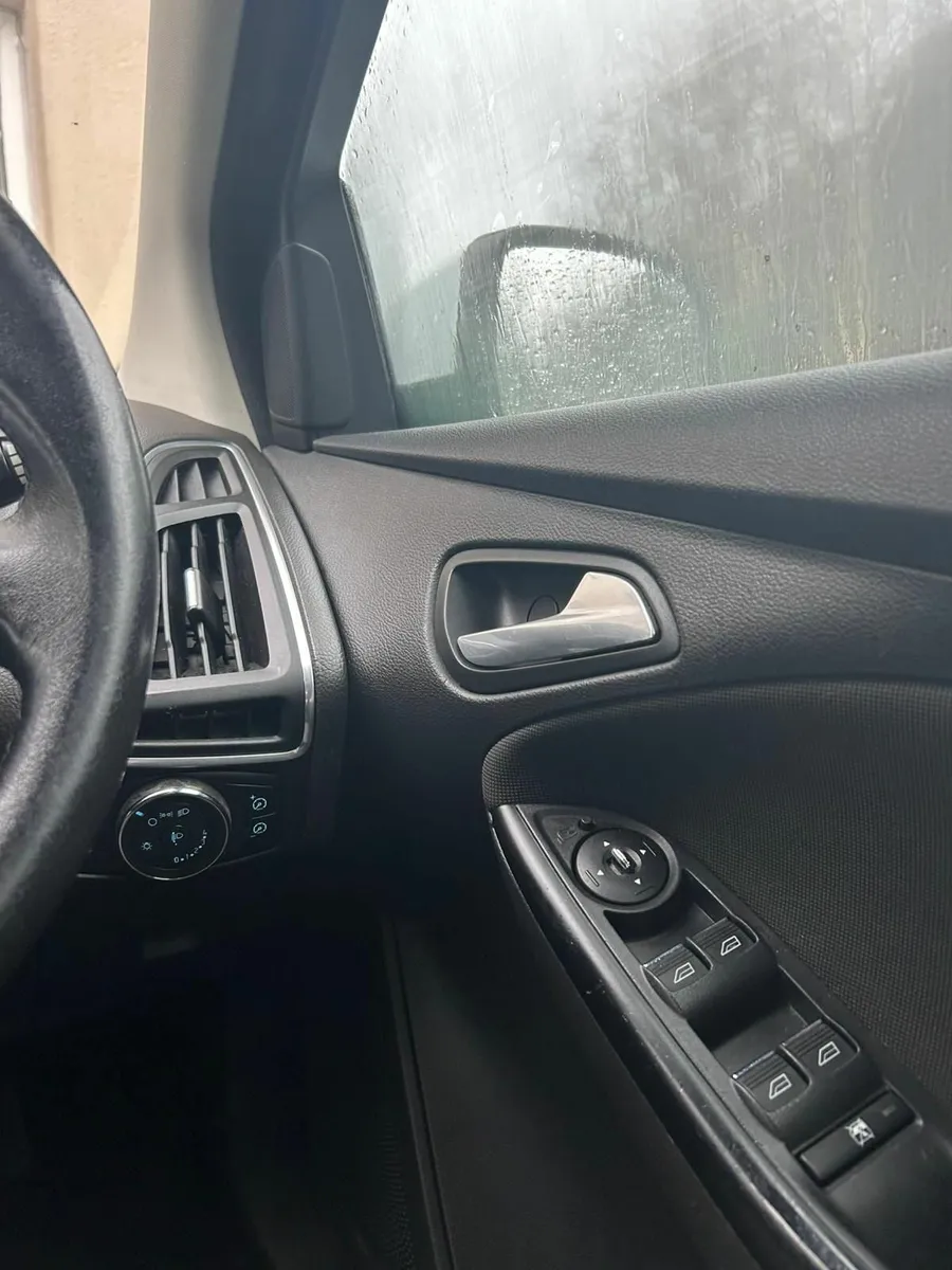 Ford Focus 2011 - Image 4
