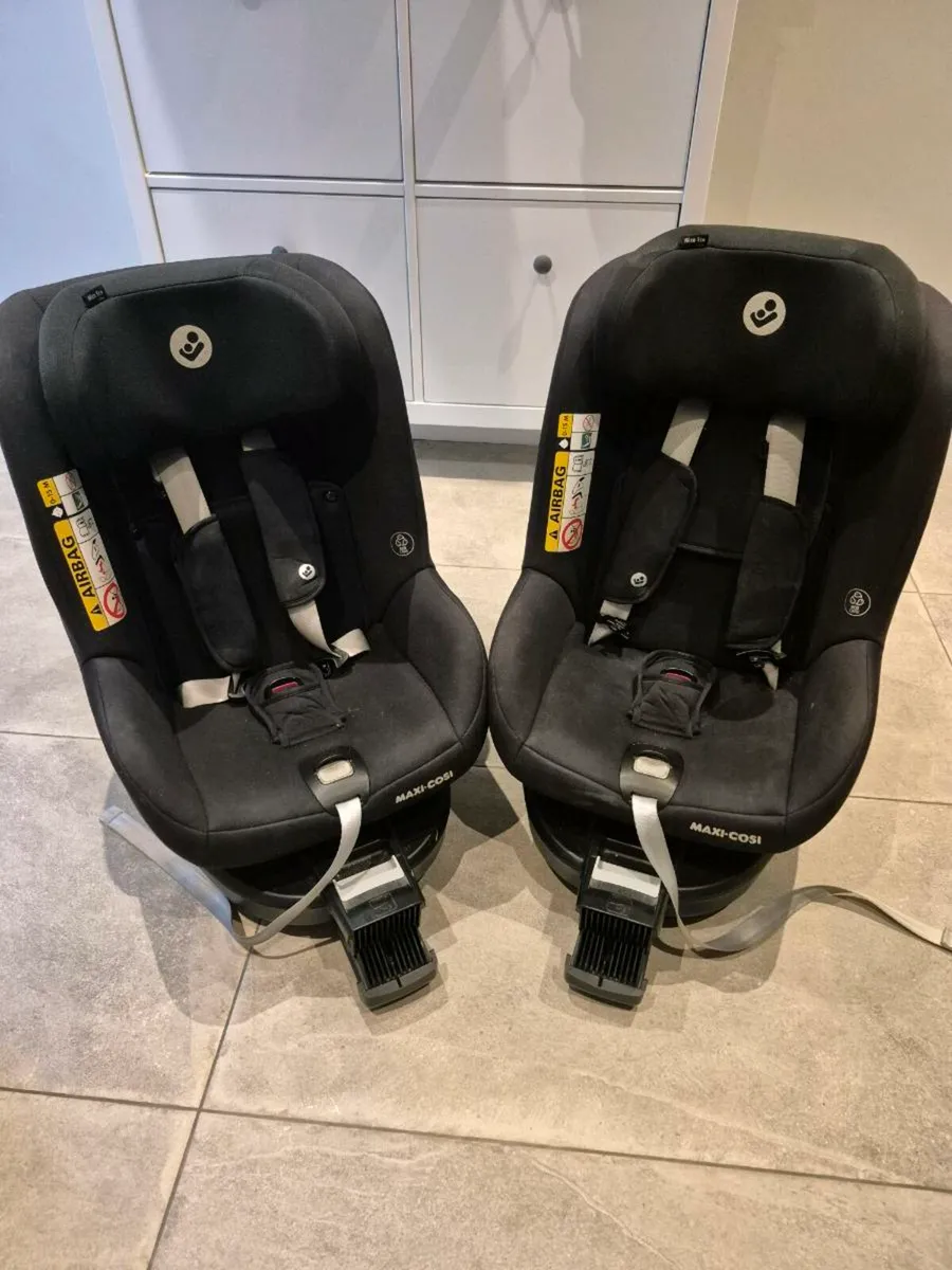 Maxi Cosi 360 car seat - Image 1
