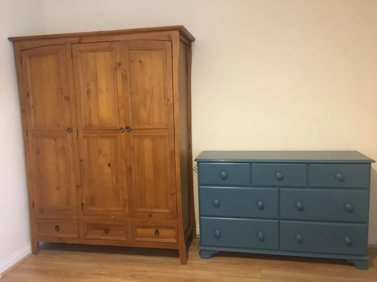 wardrobes, chest of drawers & double bed - Image 1