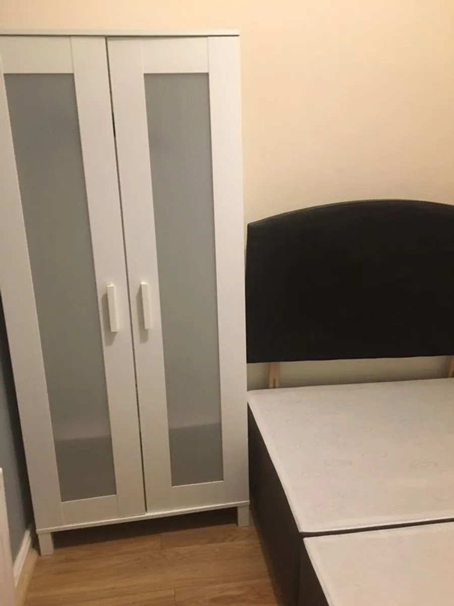 wardrobes, chest of drawers & double bed - Image 2