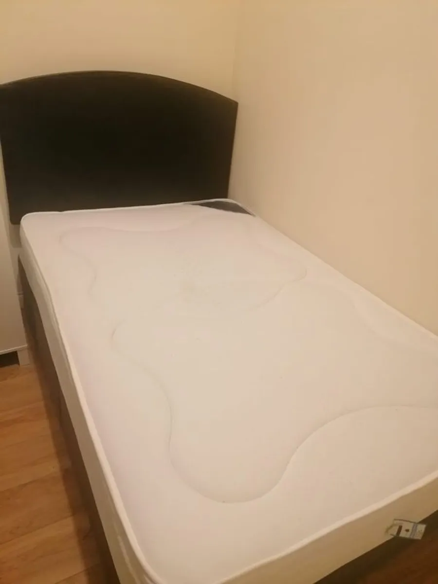 wardrobes, chest of drawers & double bed - Image 3