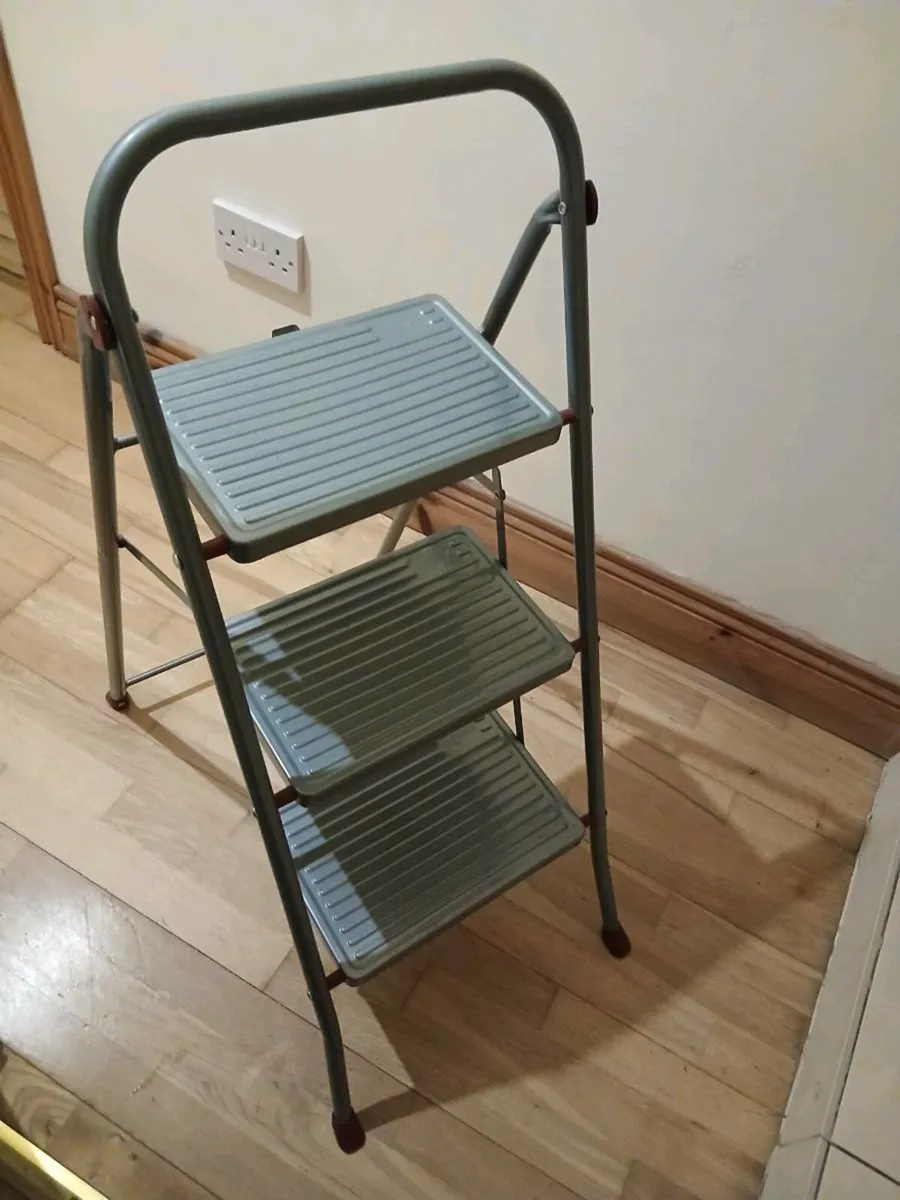 Step ladder steel 3 step unwanted gift can deliver - Image 1