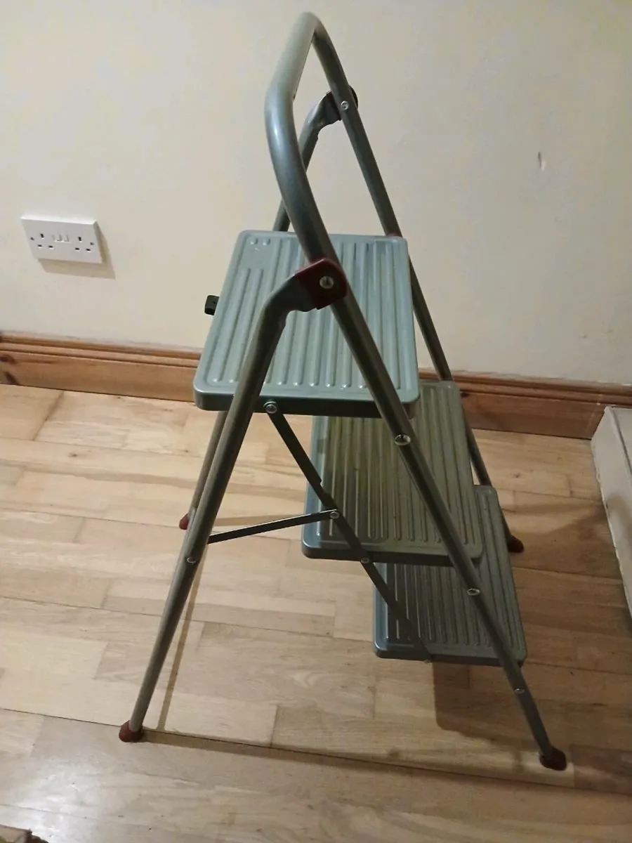 Step ladder steel 3 step unwanted gift can deliver - Image 2