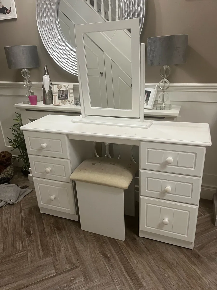 Vanity table and mirror - Image 1