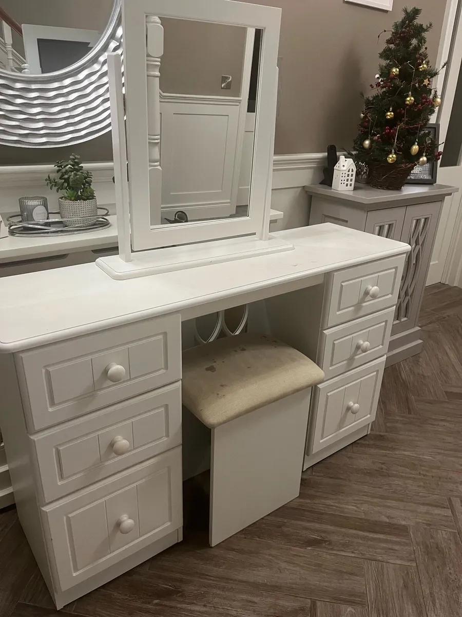 Vanity table and mirror - Image 2