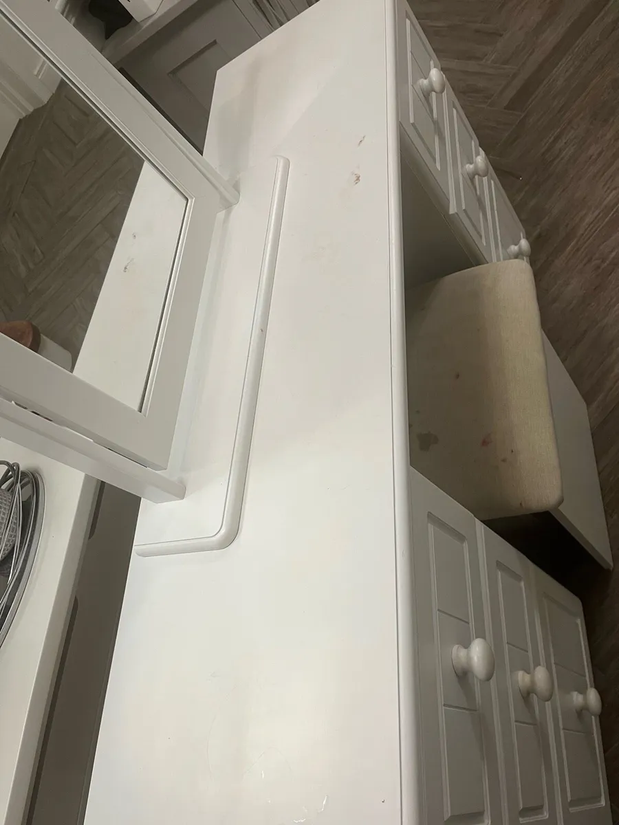 Vanity table and mirror - Image 3