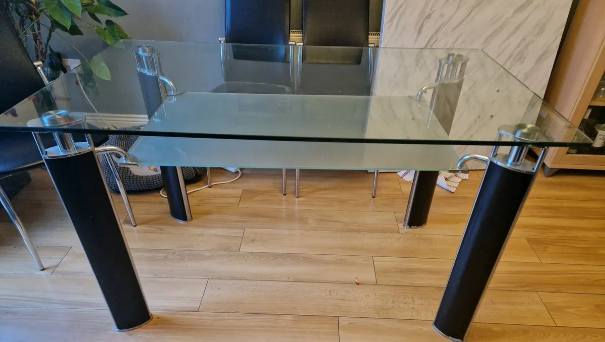 Table and chairs - Image 1