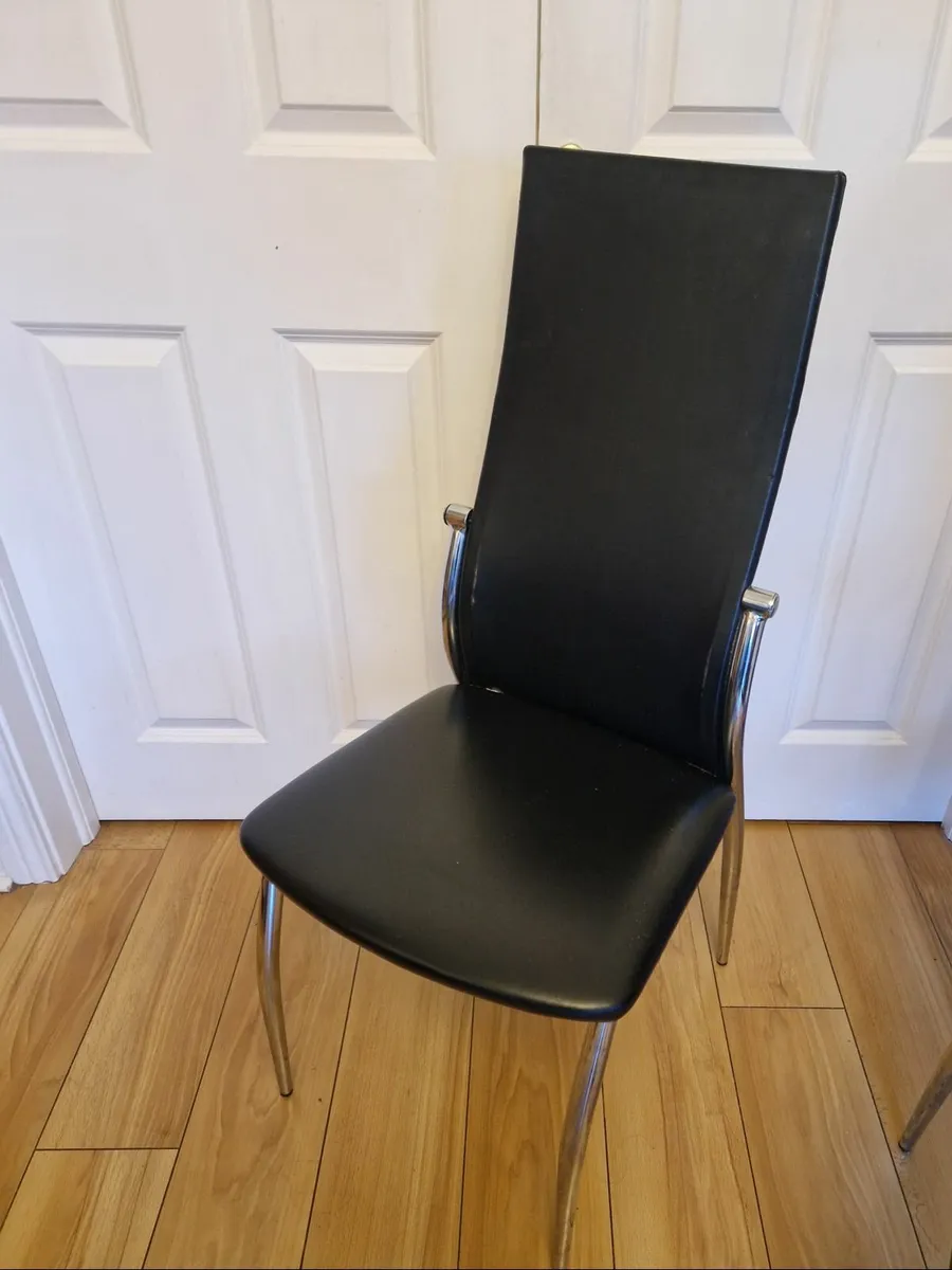 Table and chairs - Image 2