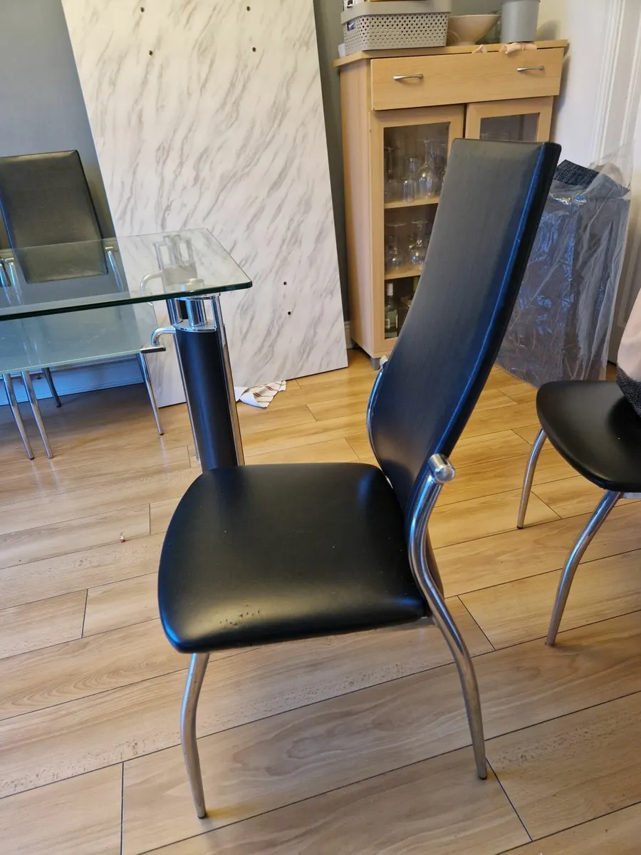 Table and chairs - Image 4