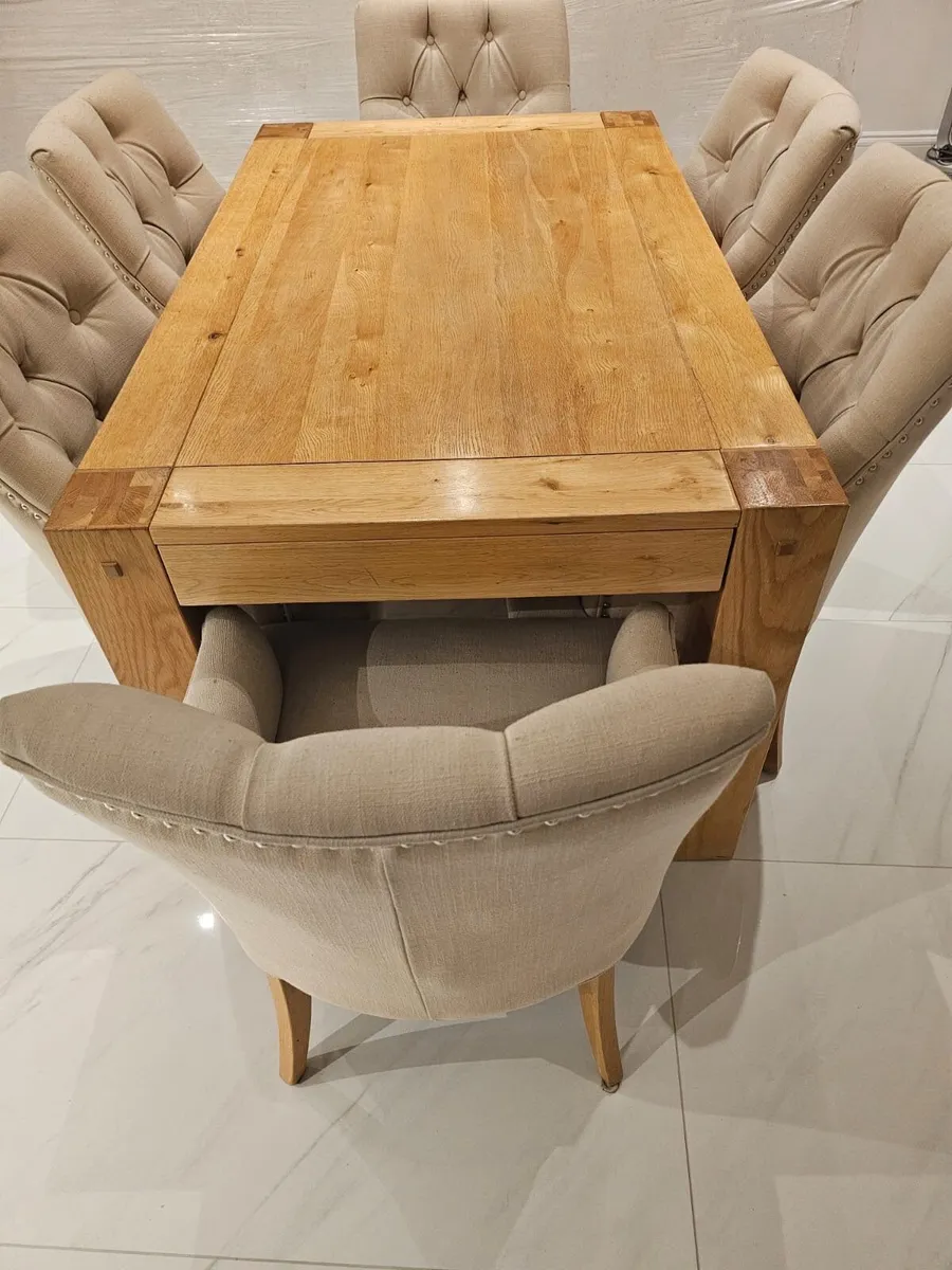 Solid wood extendable table and 6 fabric chairs - Image 1