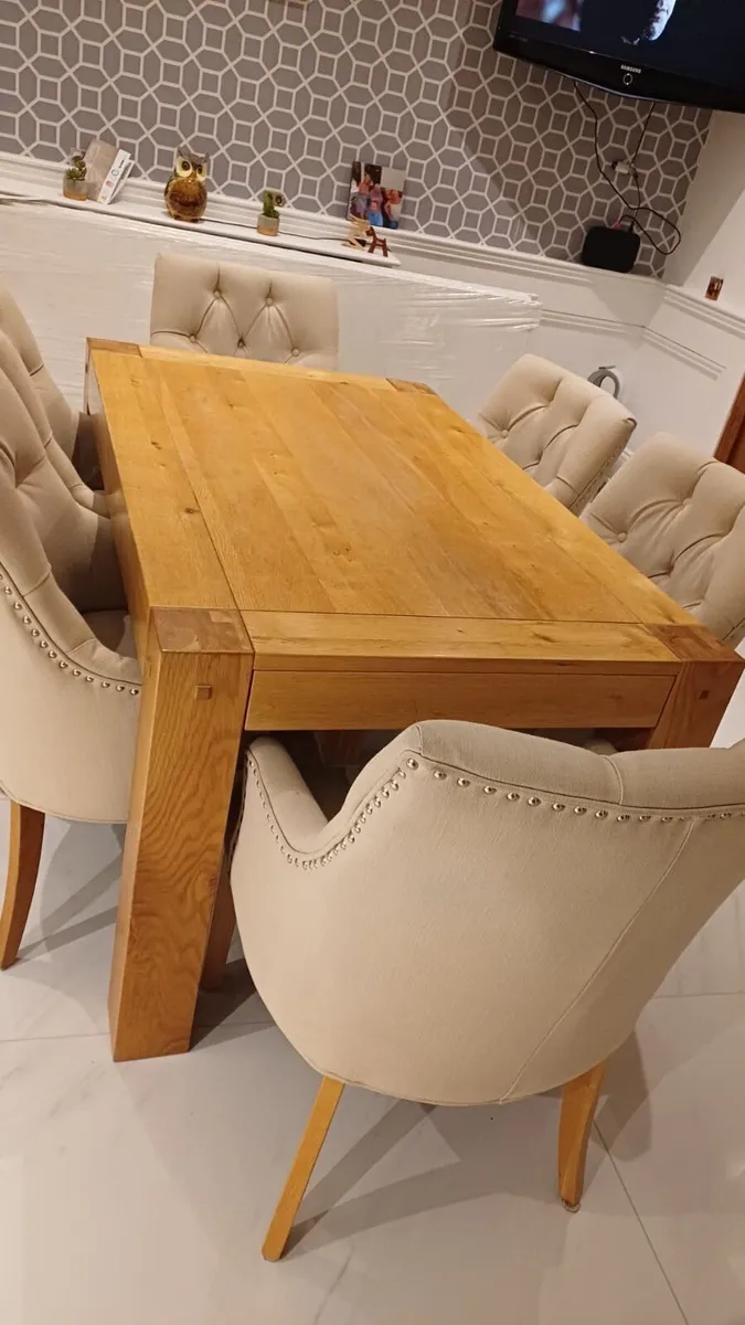 Solid wood extendable table and 6 fabric chairs - Image 2