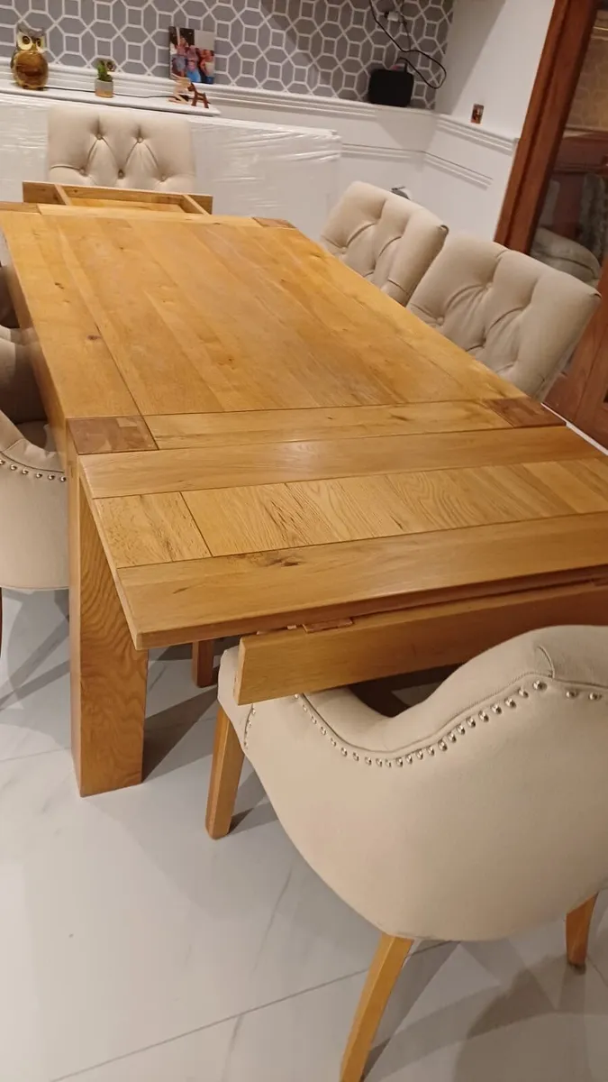 Solid wood extendable table and 6 fabric chairs - Image 3