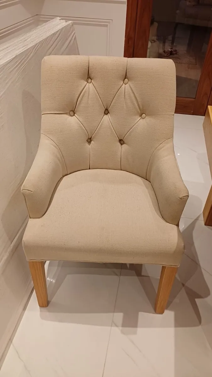 Solid wood extendable table and 6 fabric chairs - Image 4