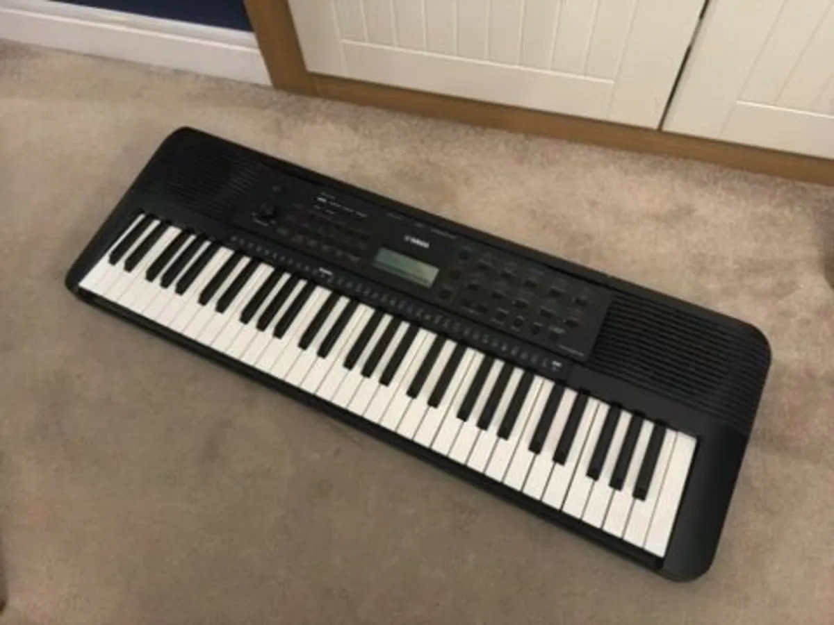 Yamaha PSR-E273 keyboard + M-Audio SP-2 pedal - Image 1