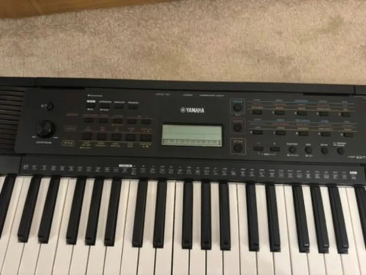 Yamaha PSR-E273 keyboard + M-Audio SP-2 pedal - Image 3