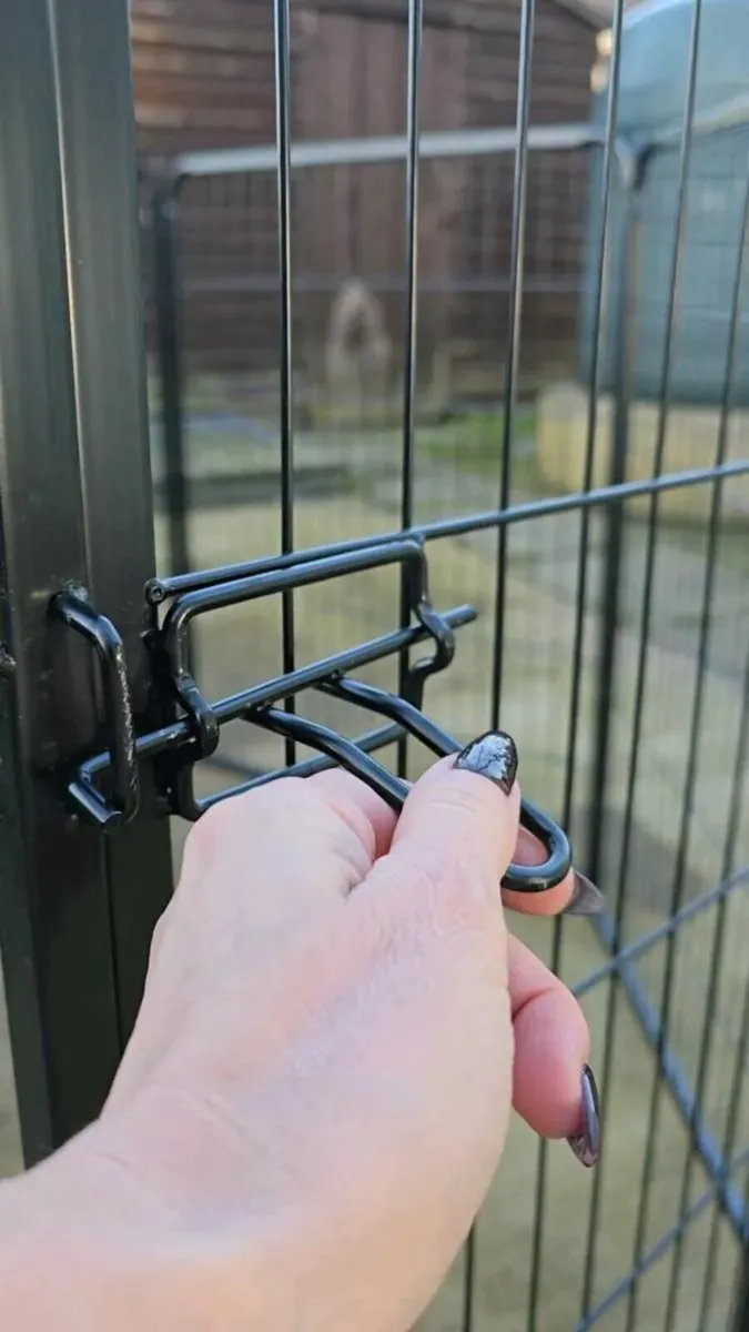 Enclosure 8 panels brand new - Image 1