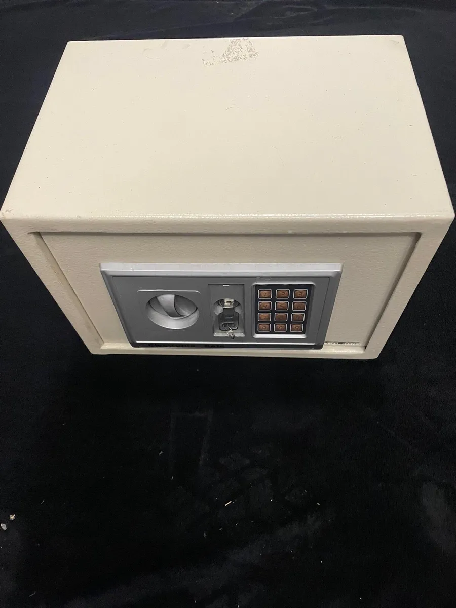 Safe with key - Image 1