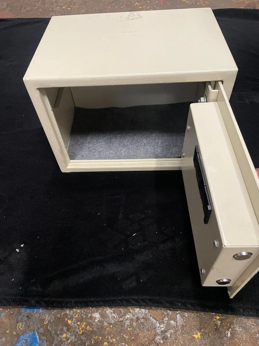 Safe with key - Image 2