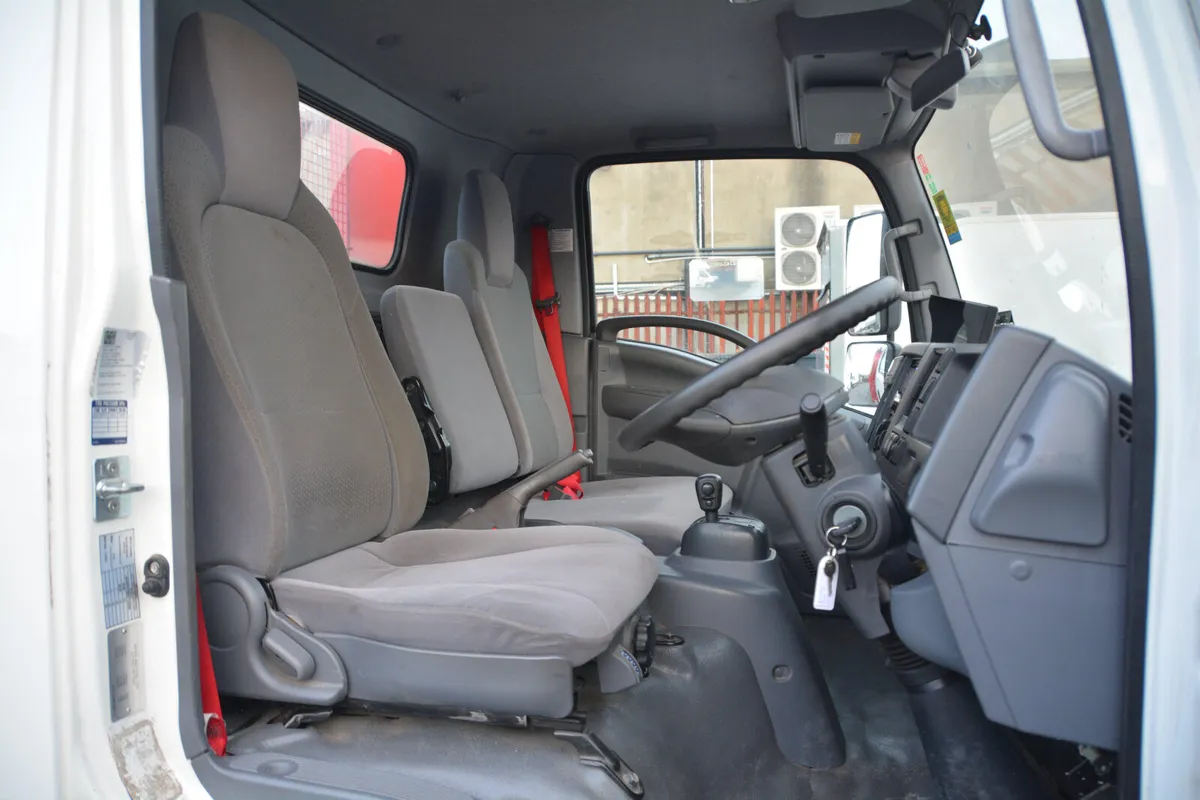 Isuzu Beavertail - Winch & hydraulic ramps - Image 4