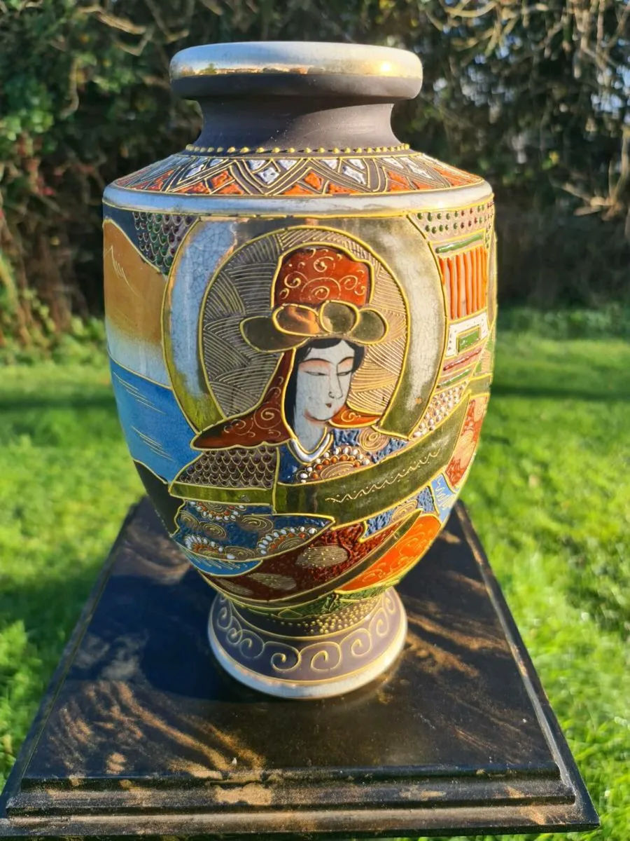 Satsuma vase and pedestal - Image 4