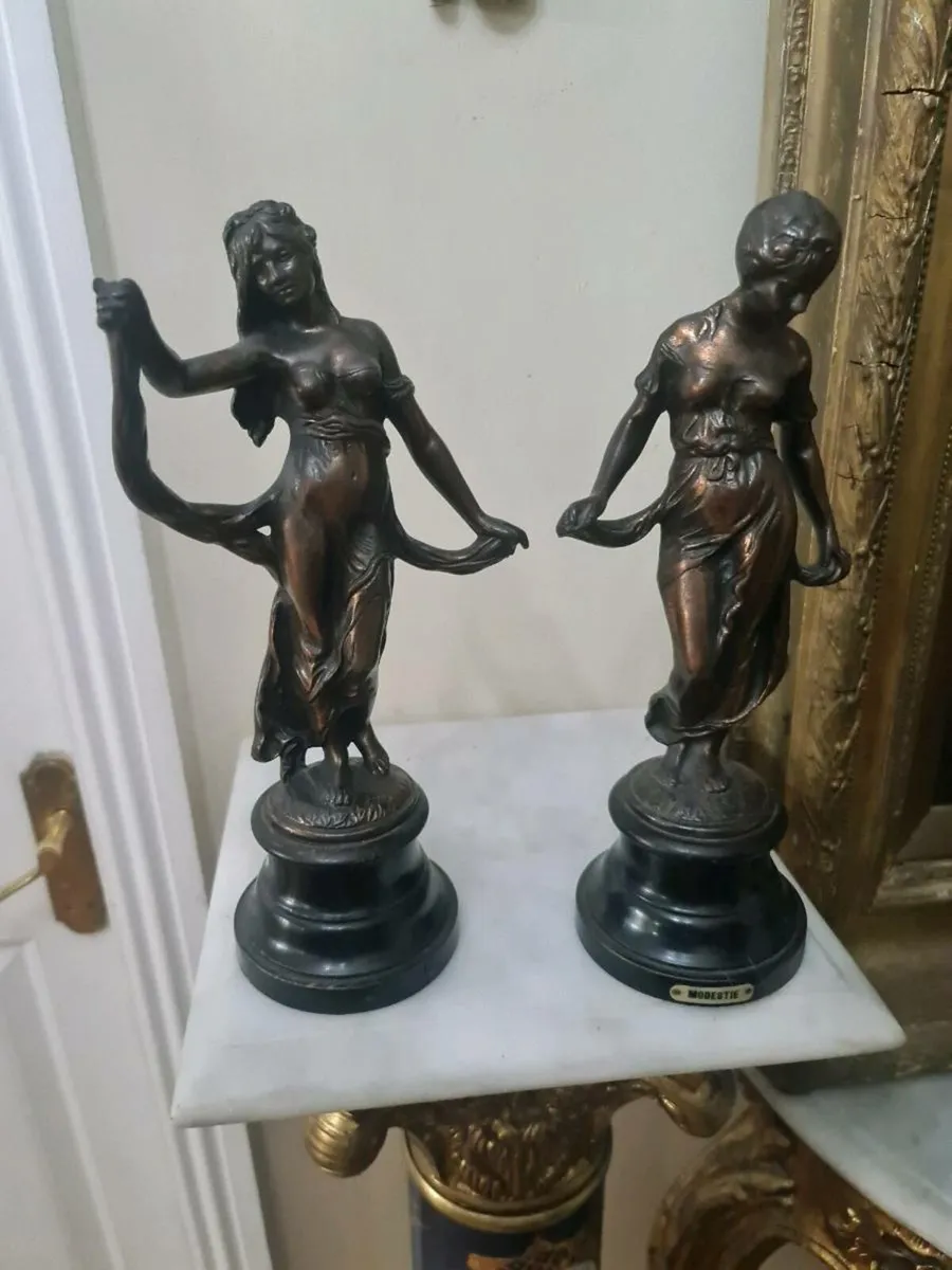 Selection of antiques and vintage items - Image 3