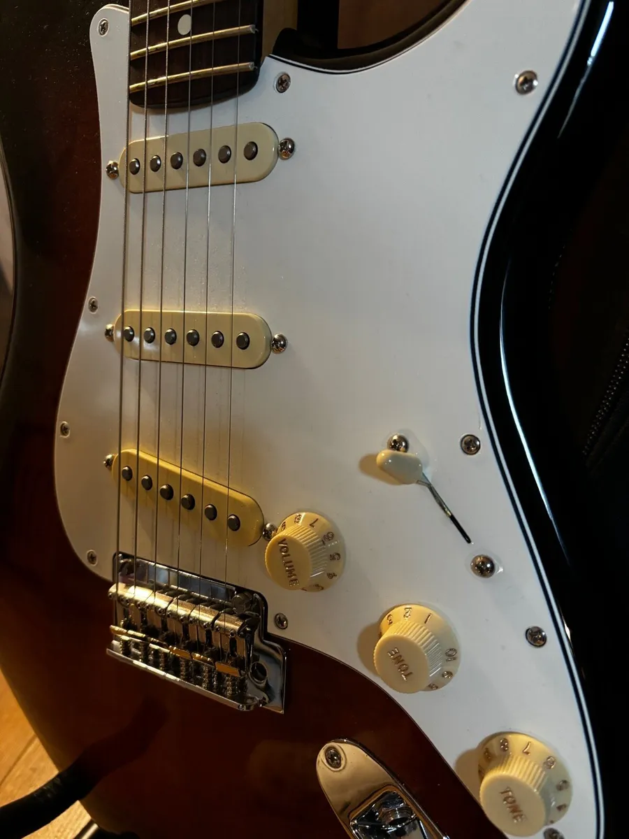 Electric Guitar - Image 4