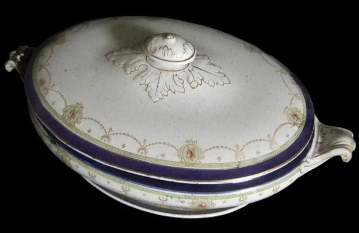 Vintage Wedgewood Platters & Tureen - Image 2