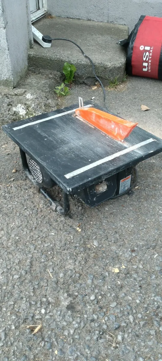 2 tile cutter electric plug in working perfect - Image 1