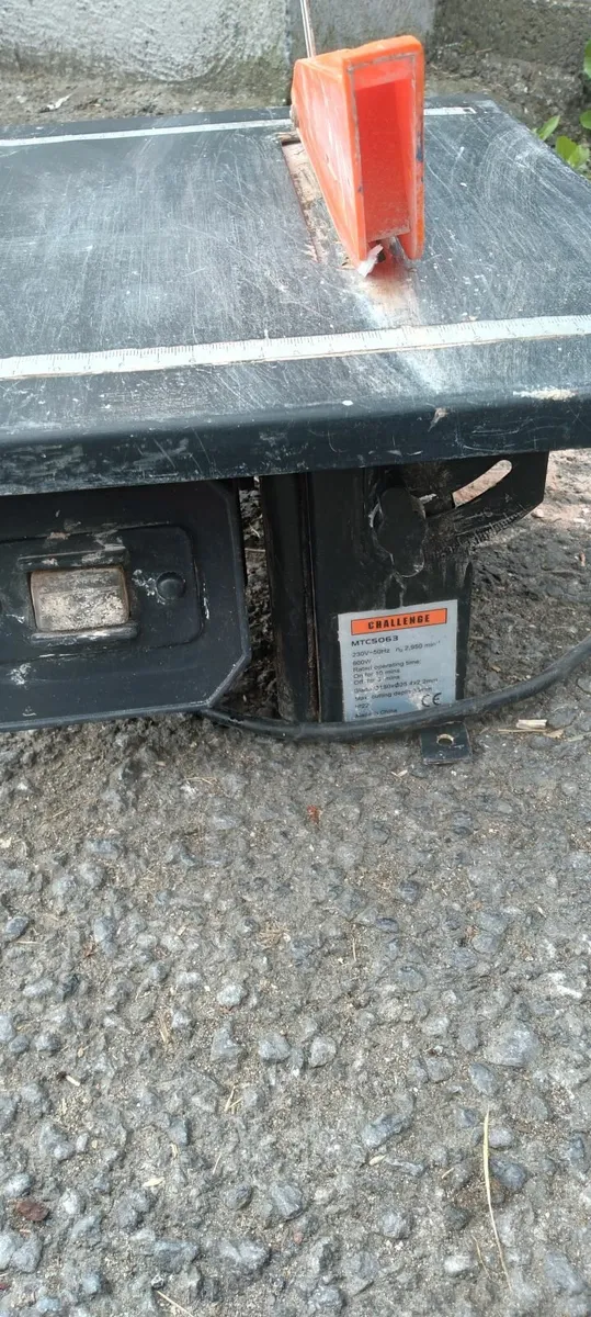 2 tile cutter electric plug in working perfect - Image 4