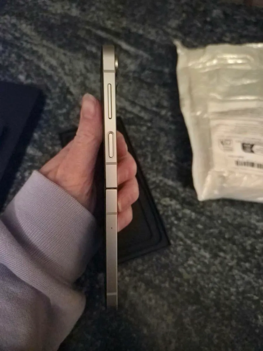 Samsung Galaxy Flip 6 - Image 2