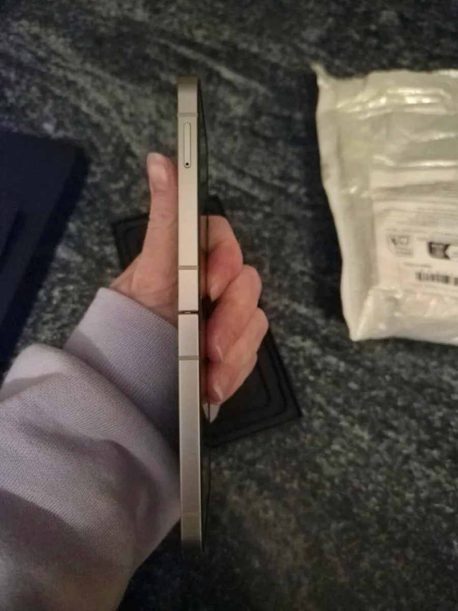 Samsung Galaxy Flip 6 - Image 3