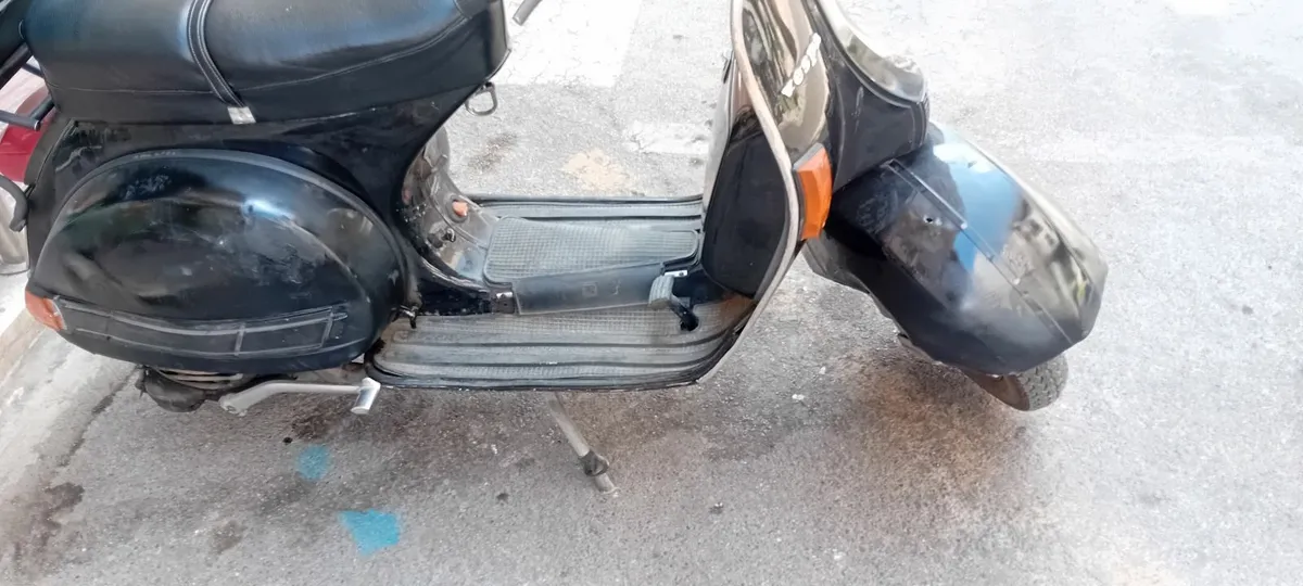 Vespa P125X and Vespa Motors.