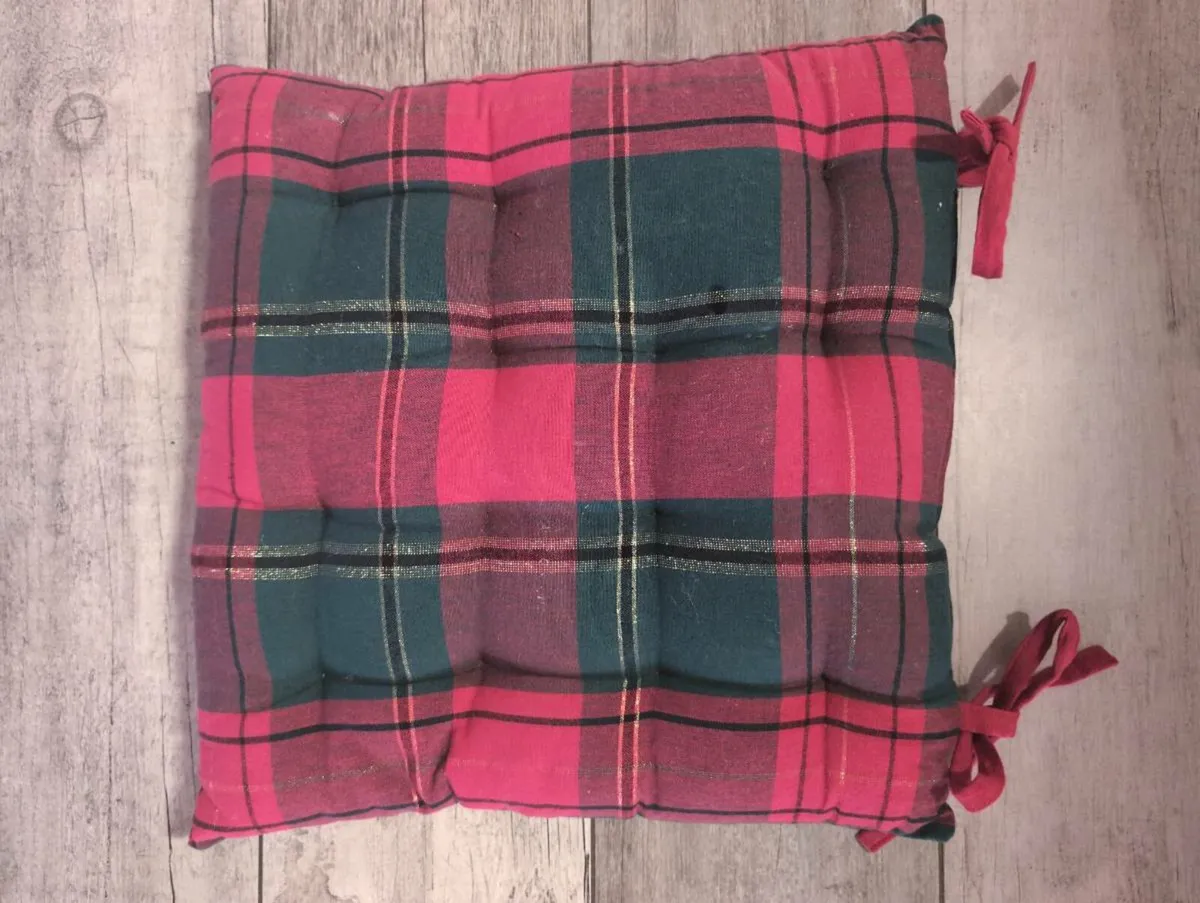 Ex Cond 8 x Dunnes Christmas Seat Cushions