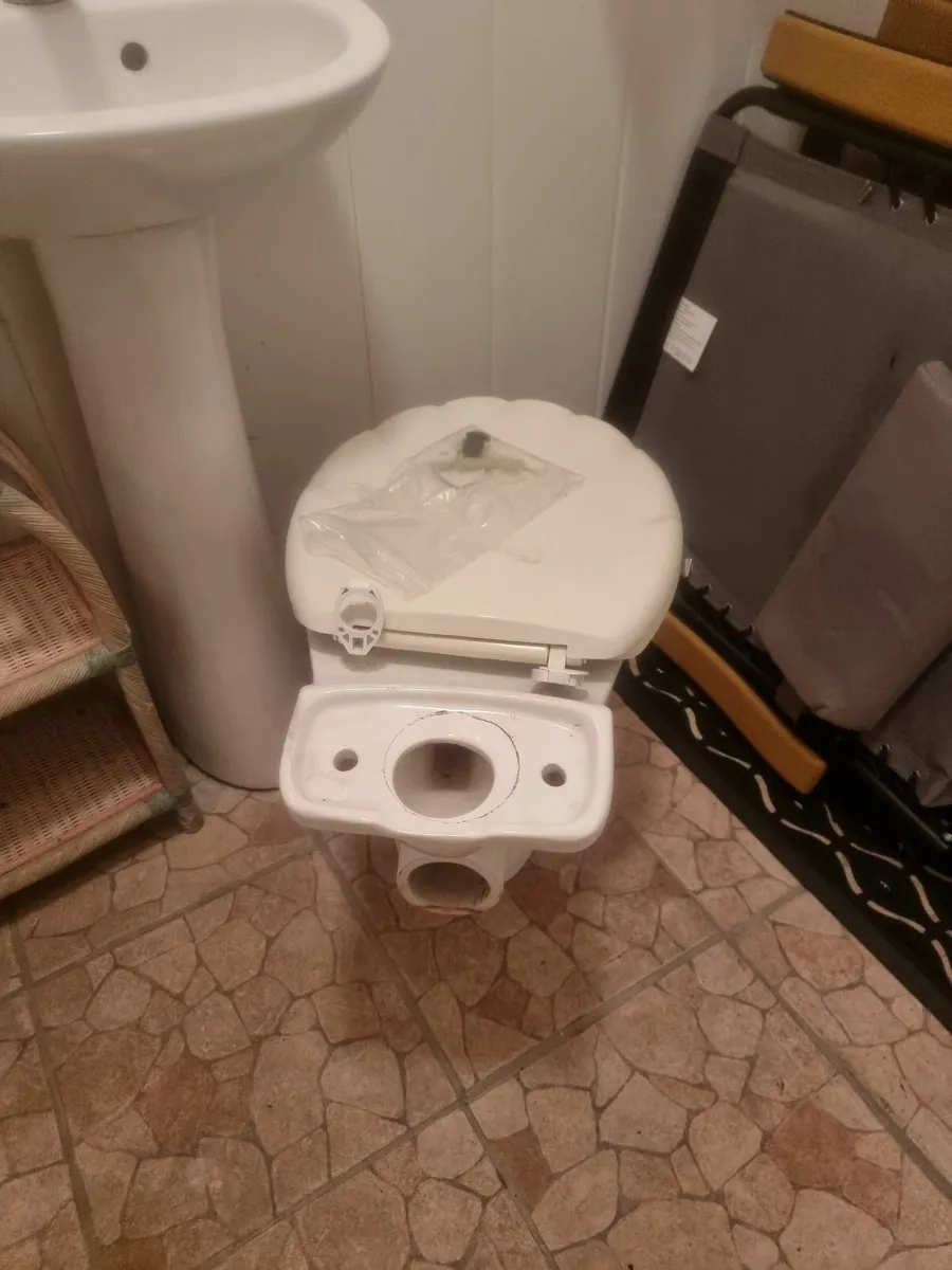 Bathroom sink, toilet and cistern - Image 2