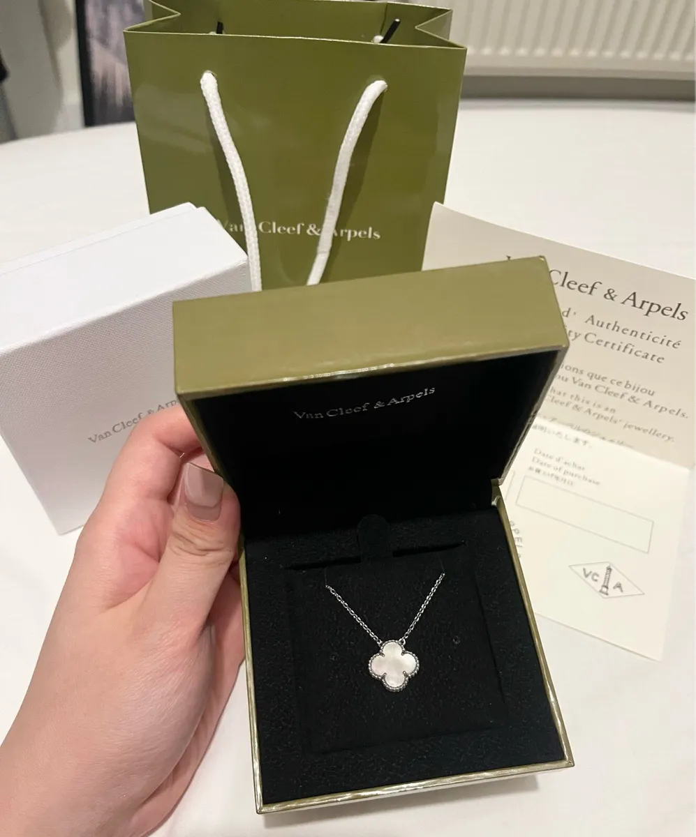 NEW Van cleef & Arpels Alhambra pendant - Image 1